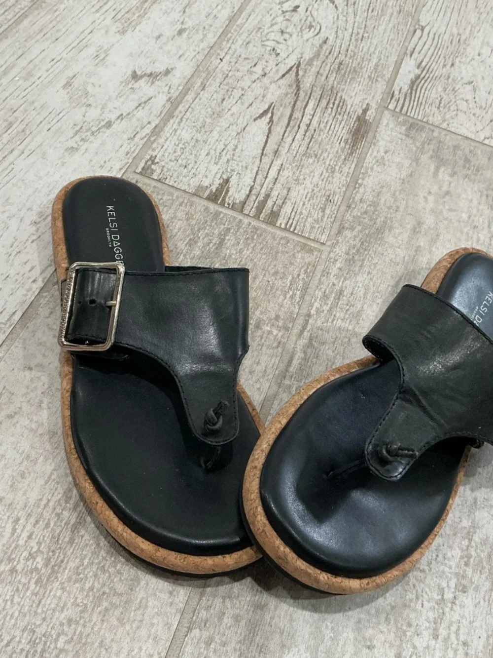 Kelsi Dagger leather thong sandals black  size 8.5